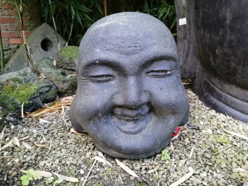 Artikelbild des Artikels “Chinesischer Buddha-Kopf, lachend, 41cm Höhe, Steinguss, hohl, handgefertigt & farbig “